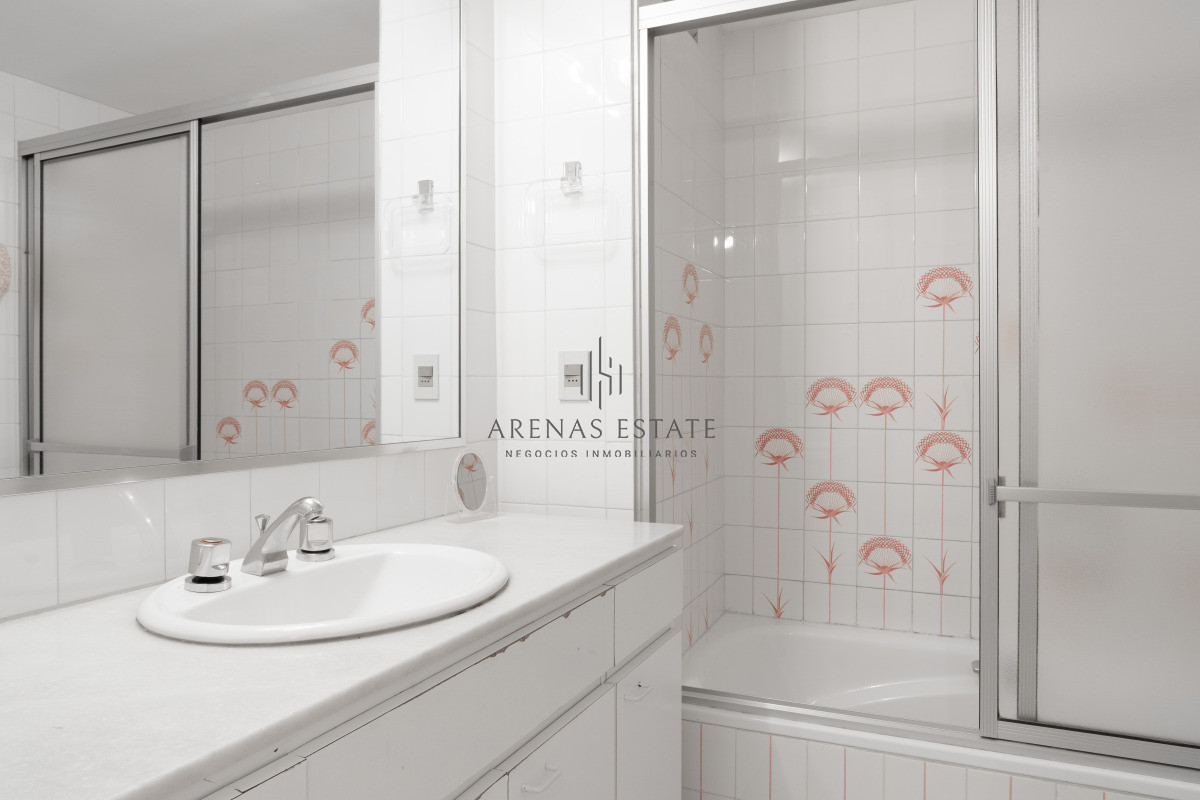 Apartamento ID.4382 - Venta de apartamento de 3 dormitorios y dep. de servicio en Punta del Este