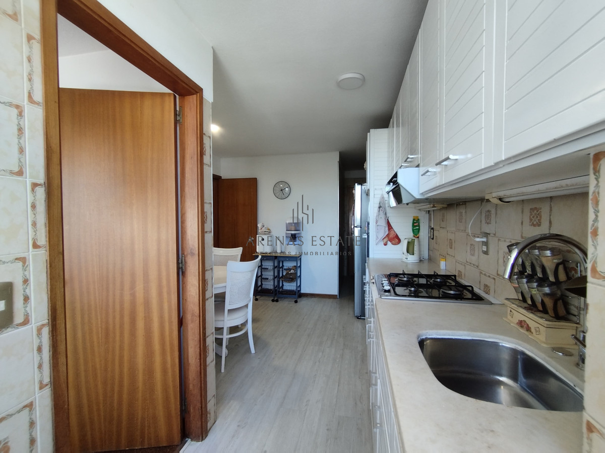 Apartamento ID.3555 - Apartamento de 3 dormitorios y dep en venta en Punta del Este