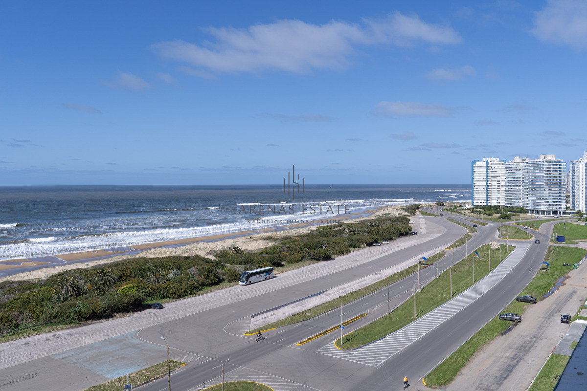 Apartamento ID.4382 - Venta de apartamento de 3 dormitorios y dep. de servicio en Punta del Este
