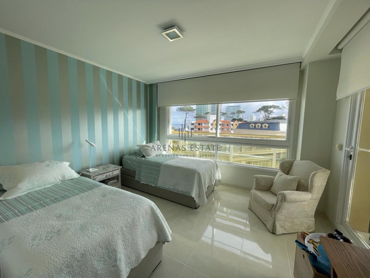 Apartamento ID.3912 - Apartamento en alquiler y venta de 3 dormitorios y dependencia de servicio en Punta del Este
