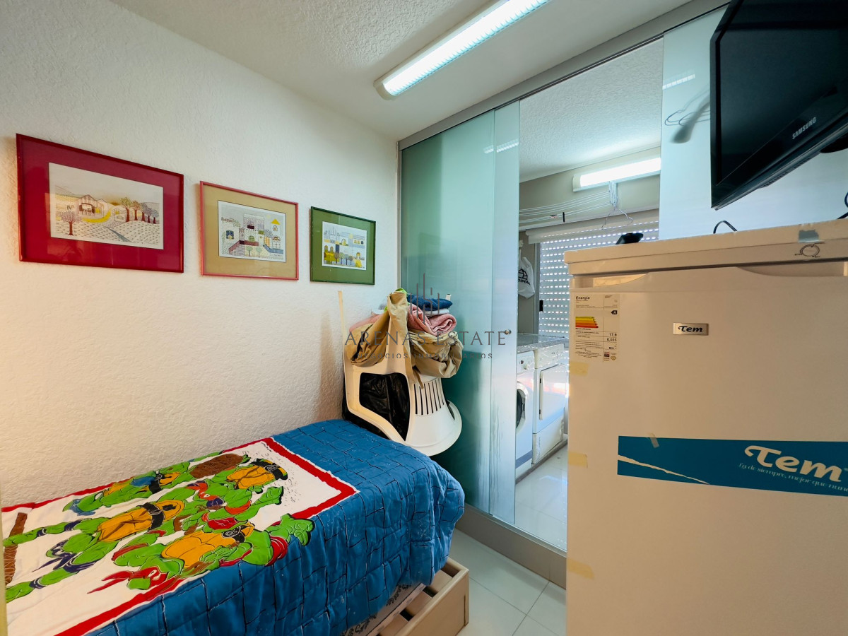 Apartamento ID.2457 - Hermoso apartamento, reciclado, primera linea playa mansa, 3 dormitorios, 1 suite.