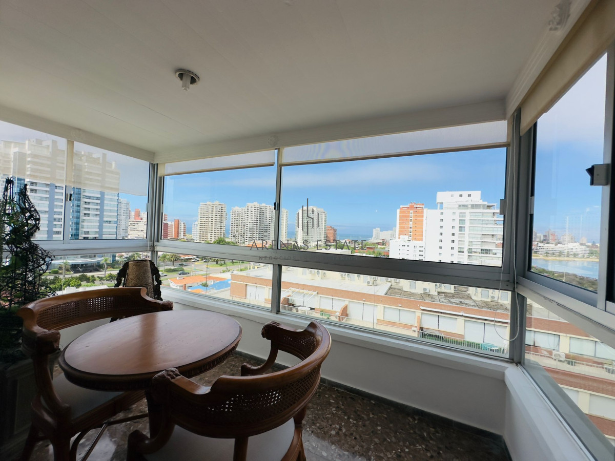 Apartamento ID.2457 - Hermoso apartamento, reciclado, primera linea playa mansa, 3 dormitorios, 1 suite.