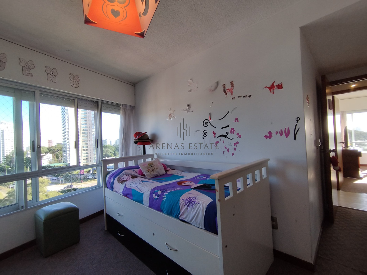 Apartamento ID.3555 - Apartamento de 3 dormitorios y dep en venta en Punta del Este