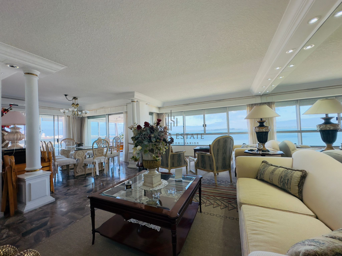 Apartamento ID.2457 - Hermoso apartamento, reciclado, primera linea playa mansa, 3 dormitorios, 1 suite.