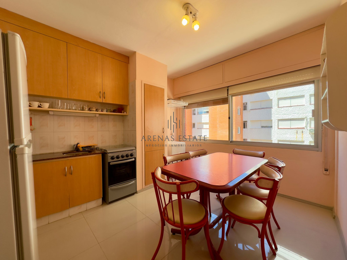 Apartamento ID.2394 - Apartamento de 2 dormitorios, reciclado, en venta, en Punta del Este