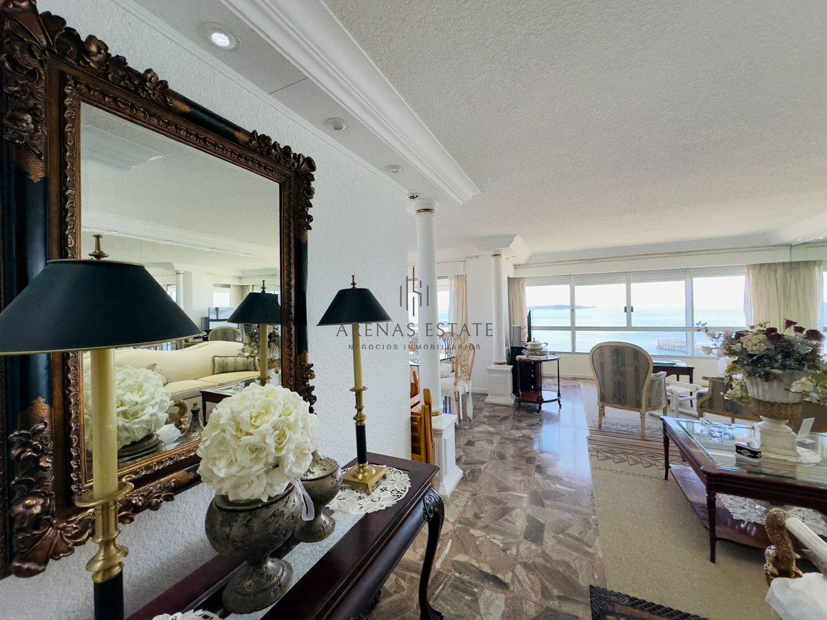 Apartamento ID.2457 - Hermoso apartamento, reciclado, primera linea playa mansa, 3 dormitorios, 1 suite.