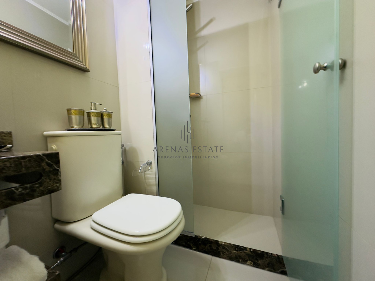 Apartamento ID.2457 - Hermoso apartamento, reciclado, primera linea playa mansa, 3 dormitorios, 1 suite.
