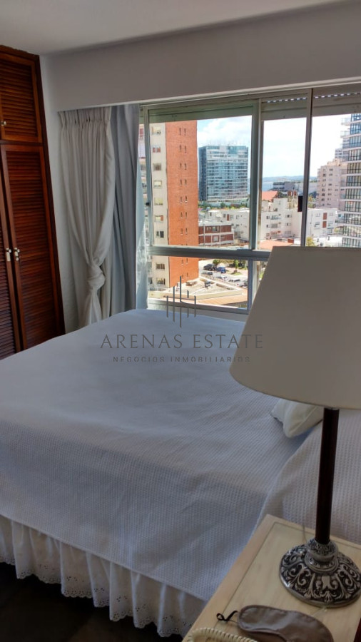 Apartamento ID.3552 -  Apartamento de dos dormitorios en venta y alquiler frente al mar Punta del Este
