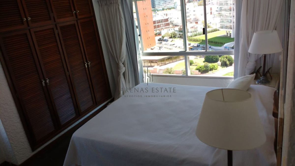 Apartamento ID.3552 -  Apartamento de dos dormitorios en venta y alquiler frente al mar Punta del Este