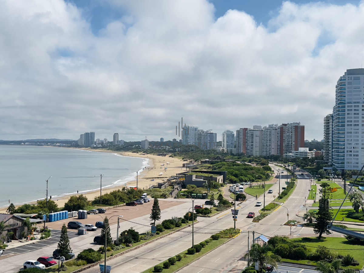 Apartamento ID.2457 - Hermoso apartamento, reciclado, primera linea playa mansa, 3 dormitorios, 1 suite.