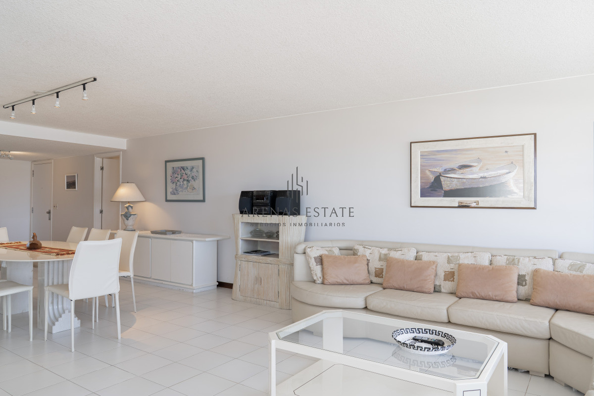 Apartamento ID.4382 - Venta de apartamento de 3 dormitorios y dep. de servicio en Punta del Este