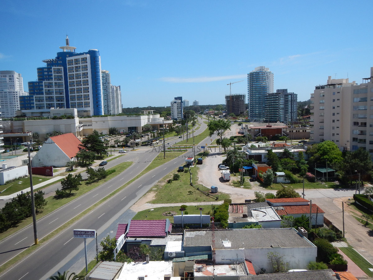 Apartamento ID.3400 - Apartamento en venta y alquiler de  3 dorm en Punta del Este