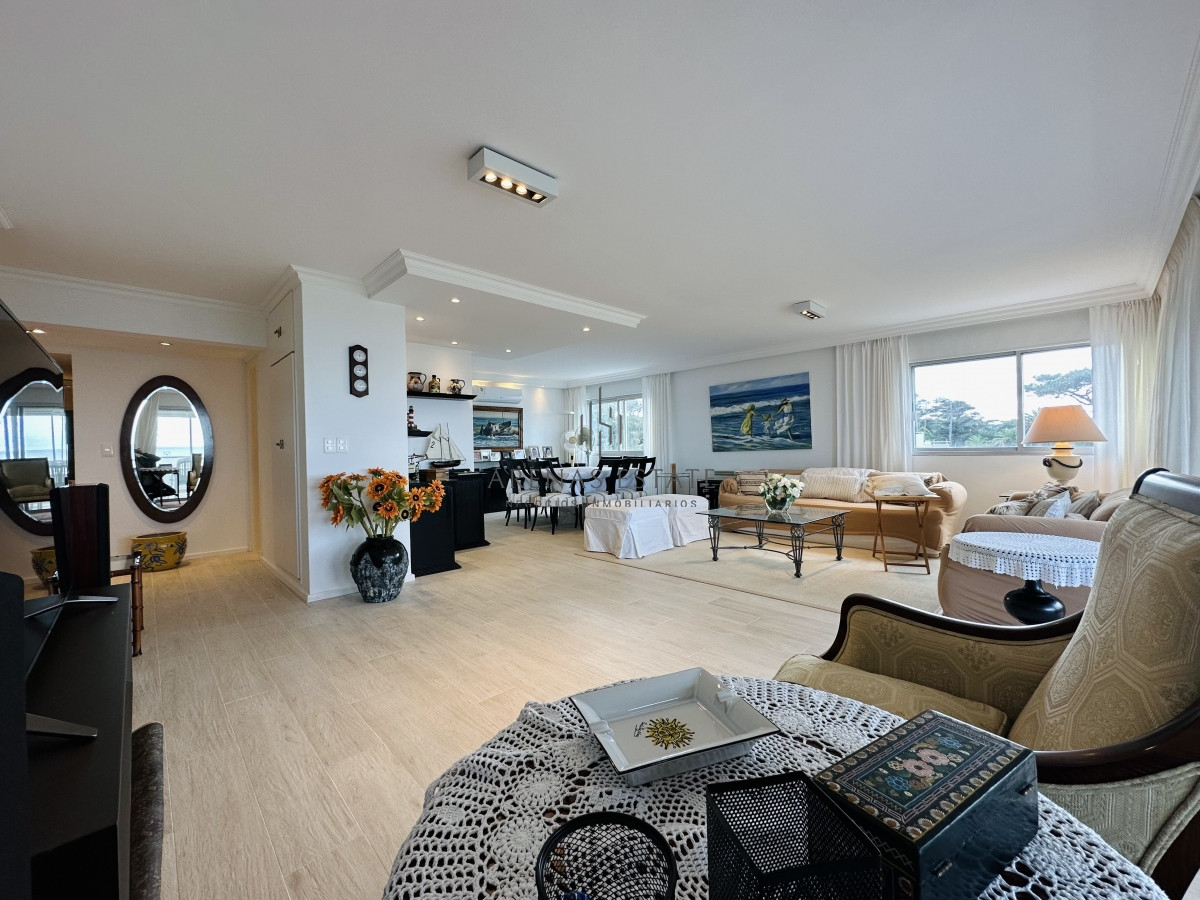 Apartamento ID.3928 - Venta y alquiler  de apartamento de 4 dormitorios en Punta de Este
