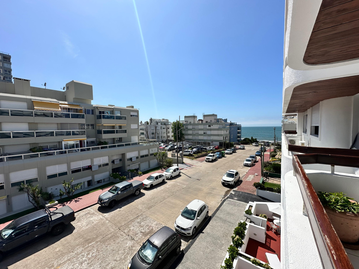 Apartamento ID.3389 - Apartamento de dos dormitorios en venta en Punta del Este.-