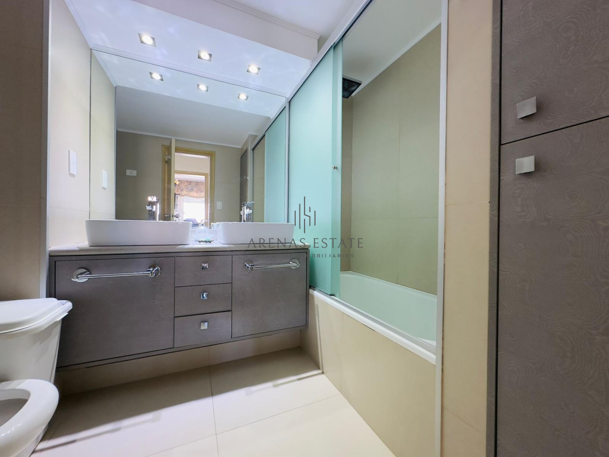 Apartamento ID.2457 - Hermoso apartamento, reciclado, primera linea playa mansa, 3 dormitorios, 1 suite.
