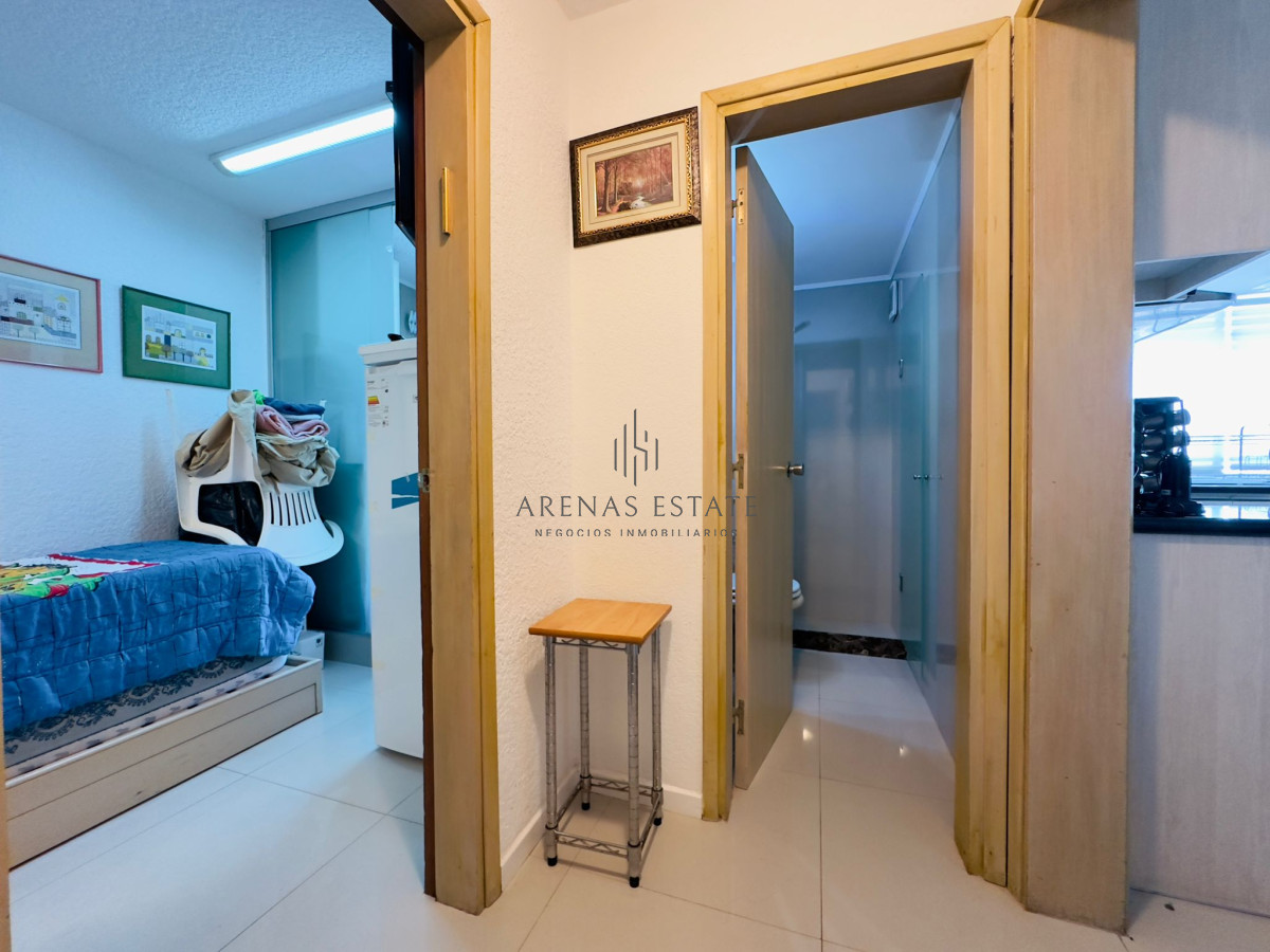 Apartamento ID.2457 - Hermoso apartamento, reciclado, primera linea playa mansa, 3 dormitorios, 1 suite.