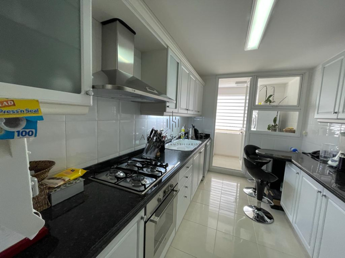 Apartamento ID.3912 - Apartamento en alquiler y venta de 3 dormitorios y dependencia de servicio en Punta del Este