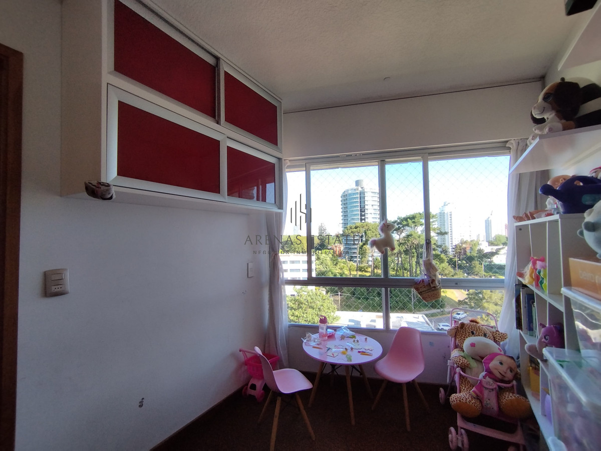 Apartamento ID.3555 - Apartamento de 3 dormitorios y dep en venta en Punta del Este