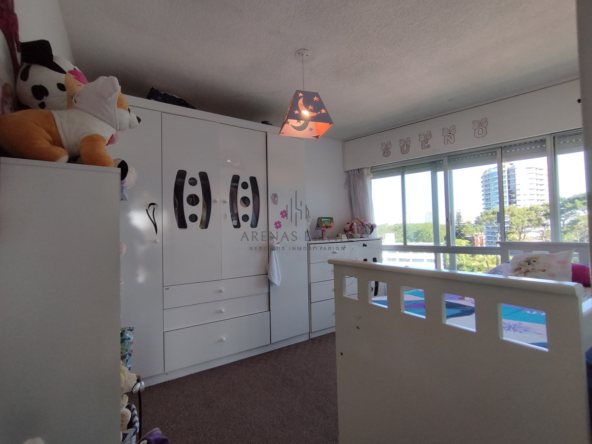 Apartamento ID.3555 - Apartamento de 3 dormitorios y dep en venta en Punta del Este