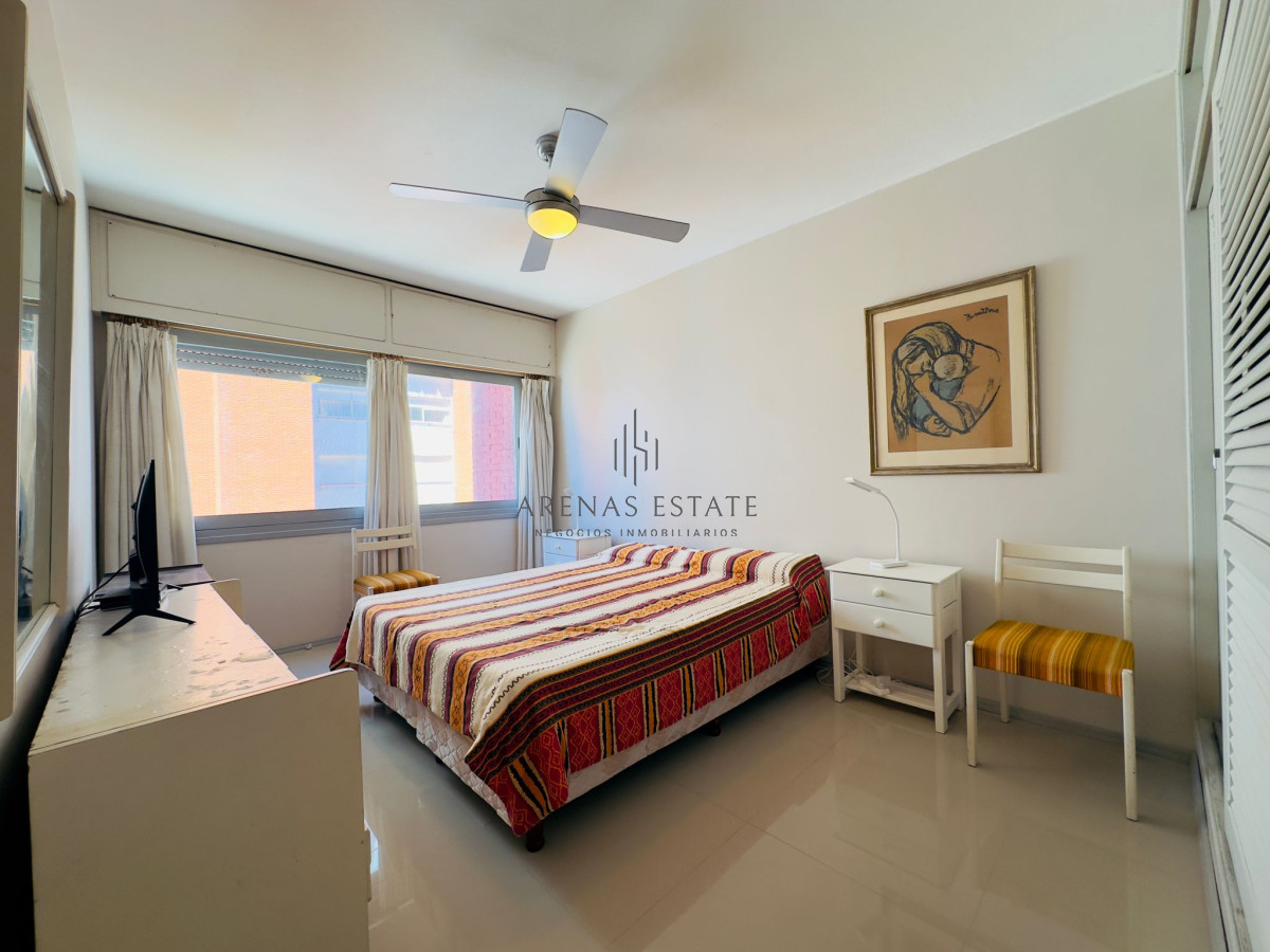Apartamento ID.2394 - Apartamento de 2 dormitorios, reciclado, en venta, en Punta del Este