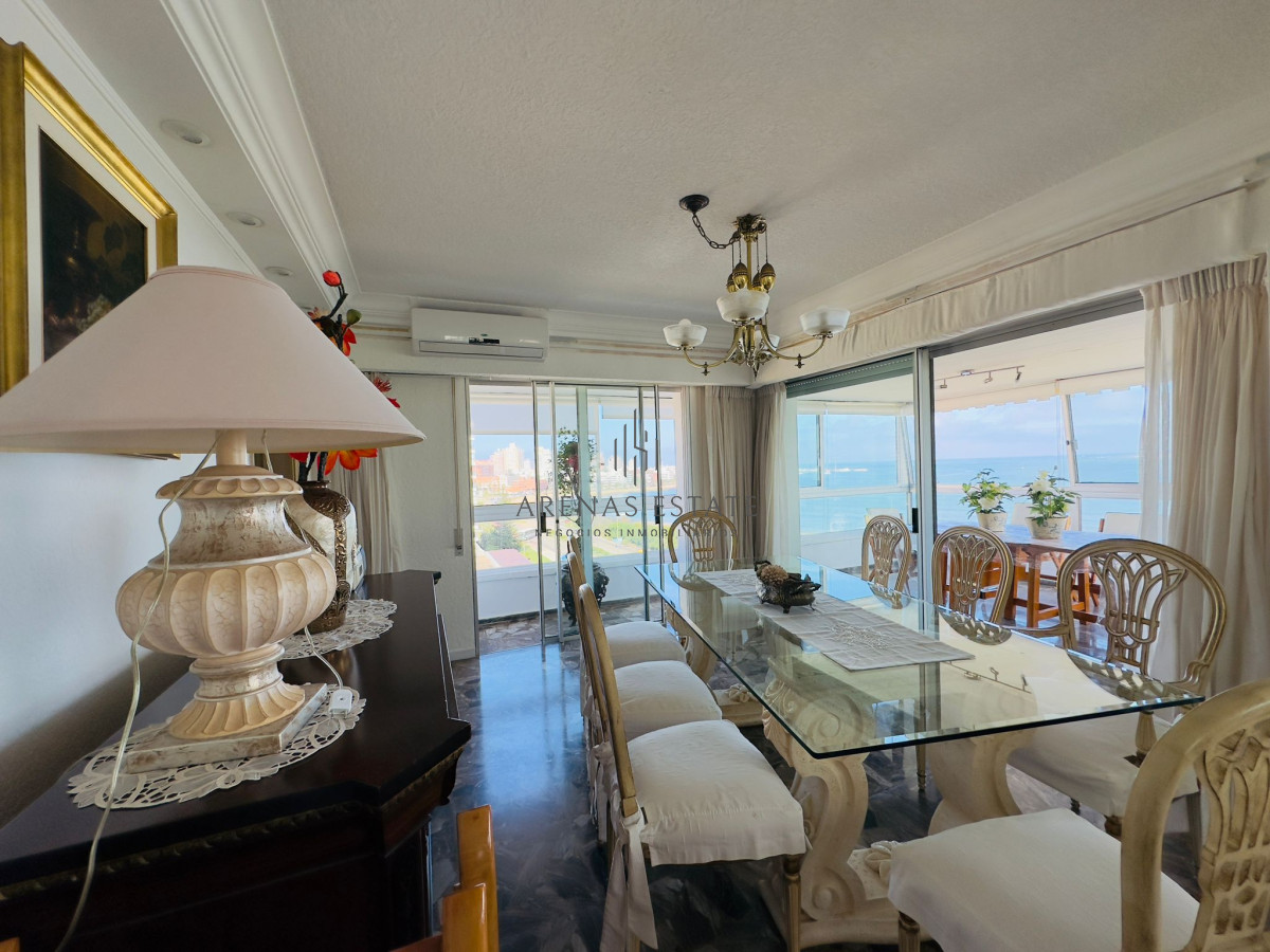Apartamento ID.2457 - Hermoso apartamento, reciclado, primera linea playa mansa, 3 dormitorios, 1 suite.