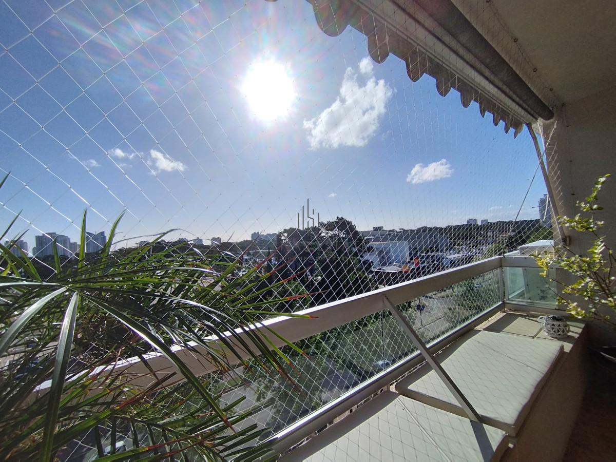 Apartamento ID.3555 - Apartamento de 3 dormitorios y dep en venta en Punta del Este