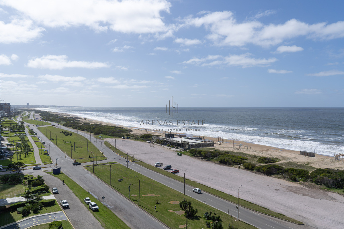 Apartamento ID.4382 - Venta de apartamento de 3 dormitorios y dep. de servicio en Punta del Este