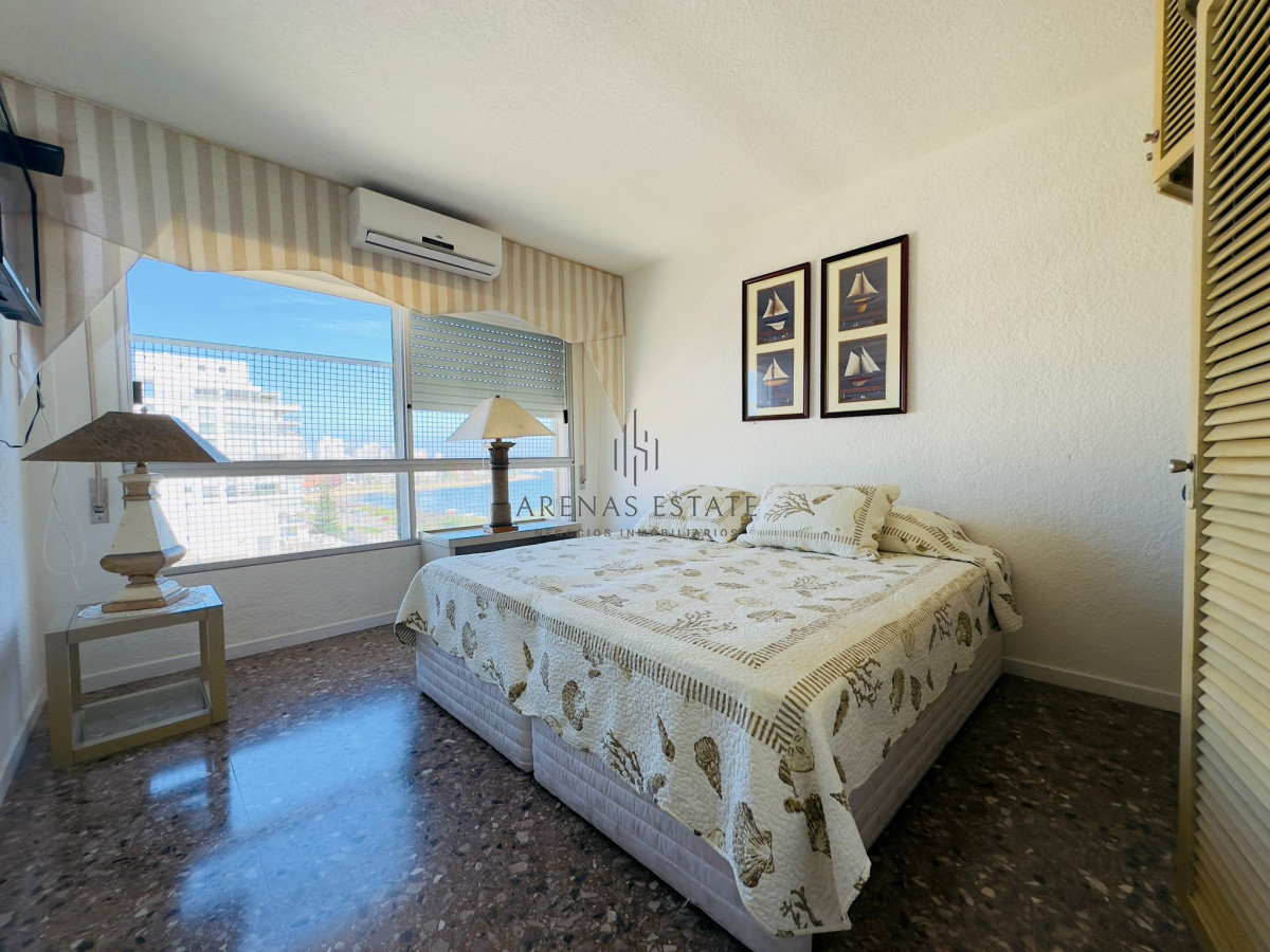Apartamento ID.2457 - Hermoso apartamento, reciclado, primera linea playa mansa, 3 dormitorios, 1 suite.
