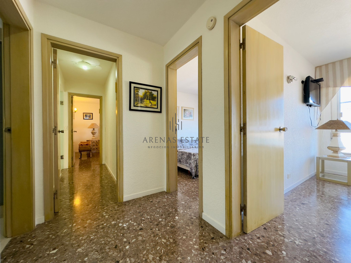 Apartamento ID.2457 - Hermoso apartamento, reciclado, primera linea playa mansa, 3 dormitorios, 1 suite.