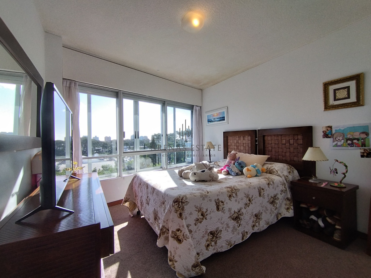 Apartamento ID.3555 - Apartamento de 3 dormitorios y dep en venta en Punta del Este