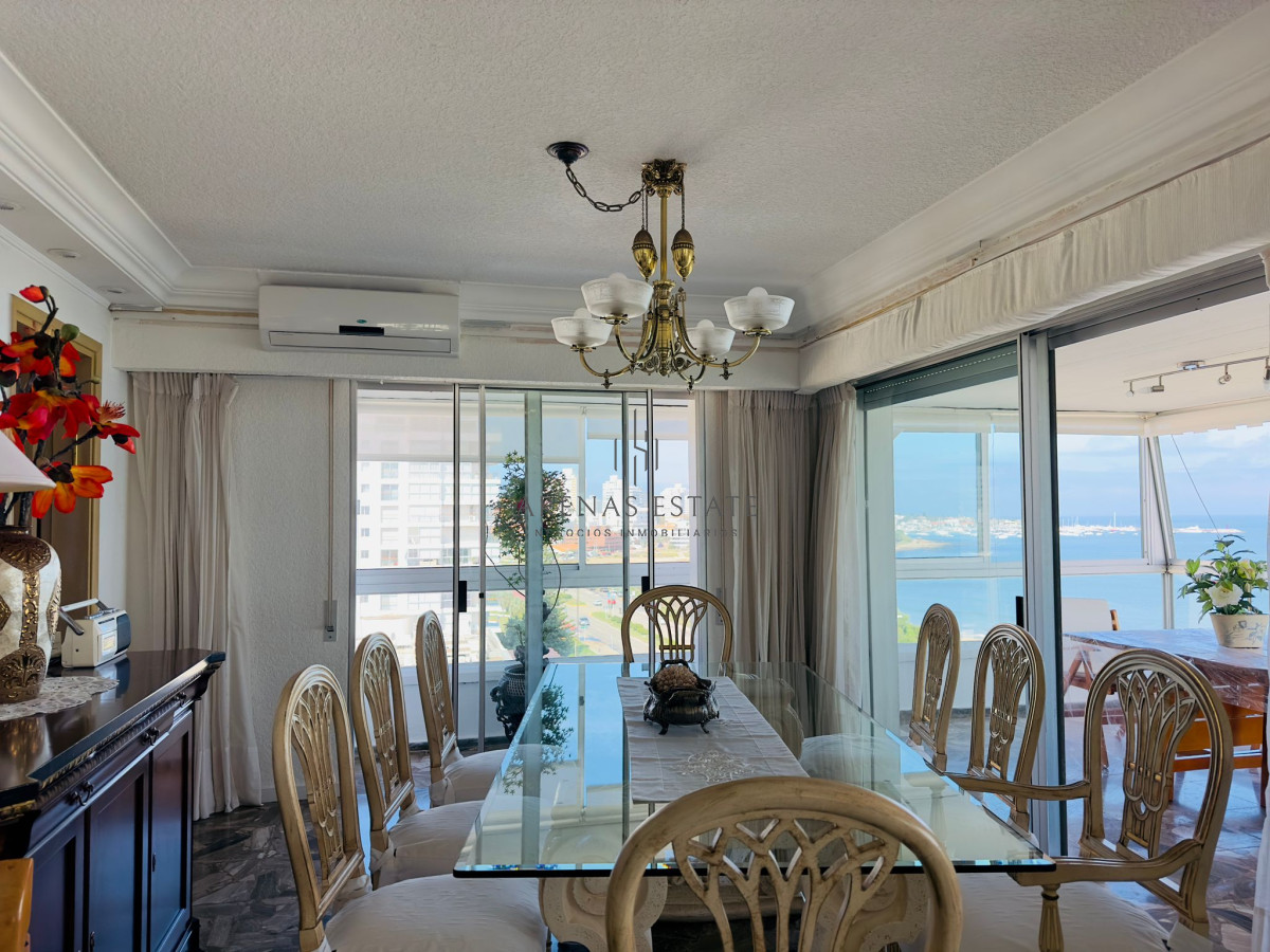 Apartamento ID.2457 - Hermoso apartamento, reciclado, primera linea playa mansa, 3 dormitorios, 1 suite.
