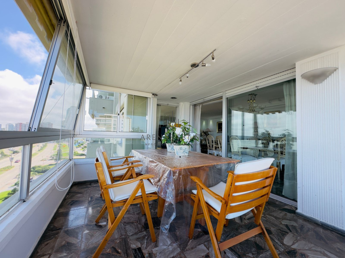 Apartamento ID.2457 - Hermoso apartamento, reciclado, primera linea playa mansa, 3 dormitorios, 1 suite.