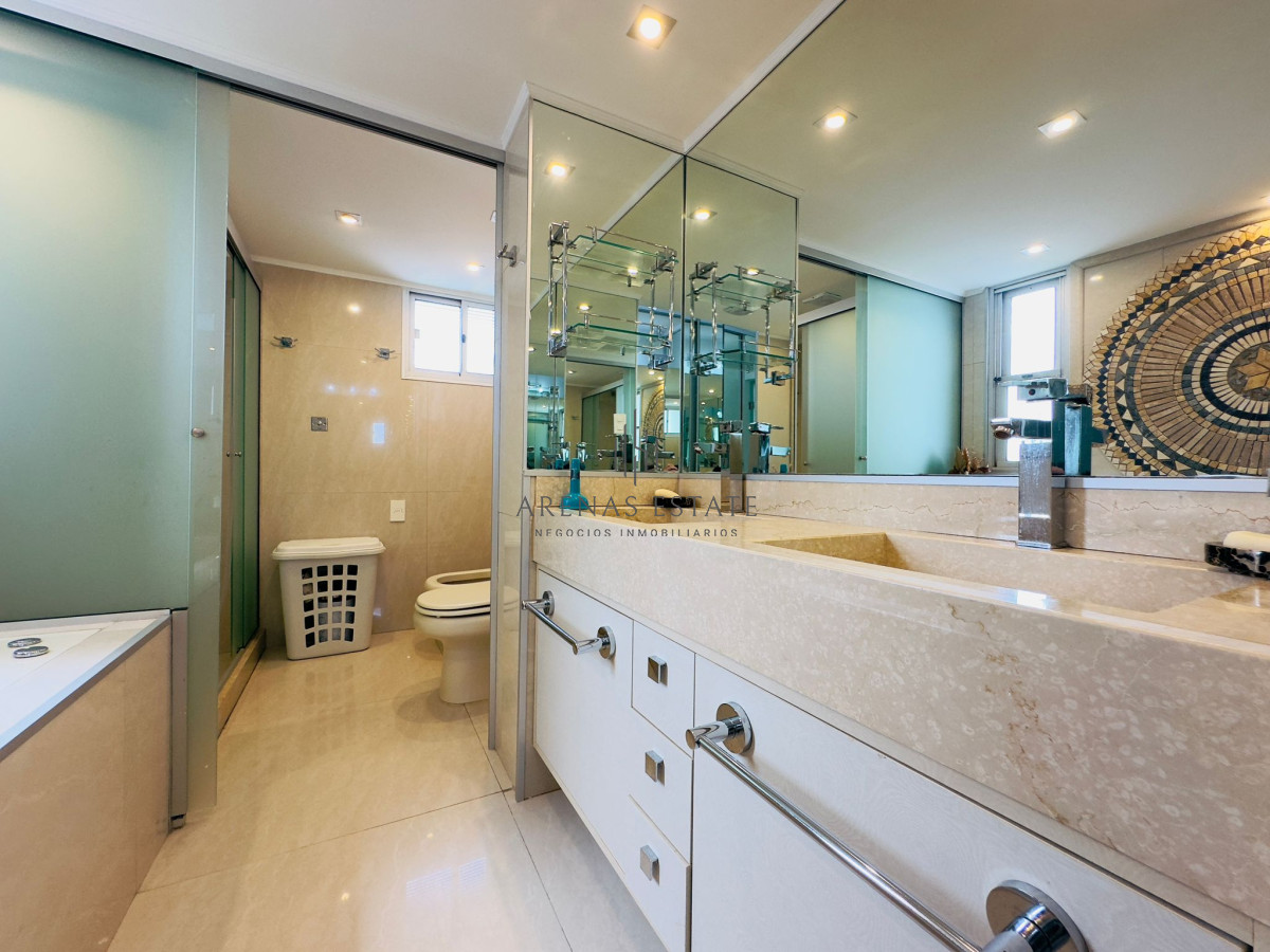 Apartamento ID.2457 - Hermoso apartamento, reciclado, primera linea playa mansa, 3 dormitorios, 1 suite.