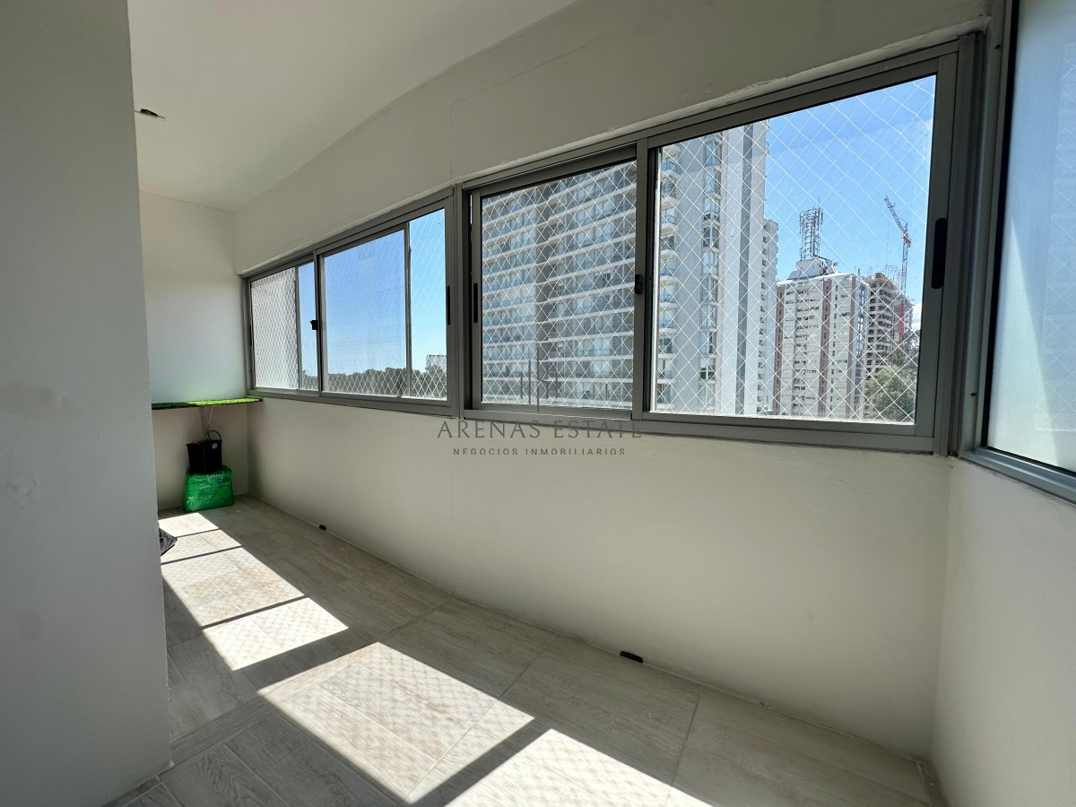 Apartamento ID.3183 - Apartamento de dos dormitorios y dependencia de servicio en venta en Punta del Este
