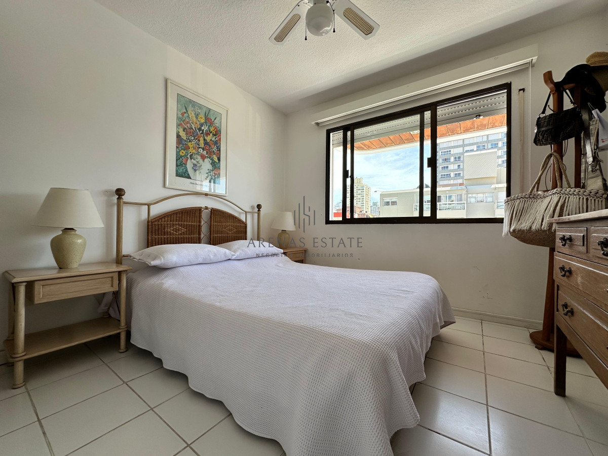 Apartamento ID.3389 - Apartamento de dos dormitorios en venta en Punta del Este.-