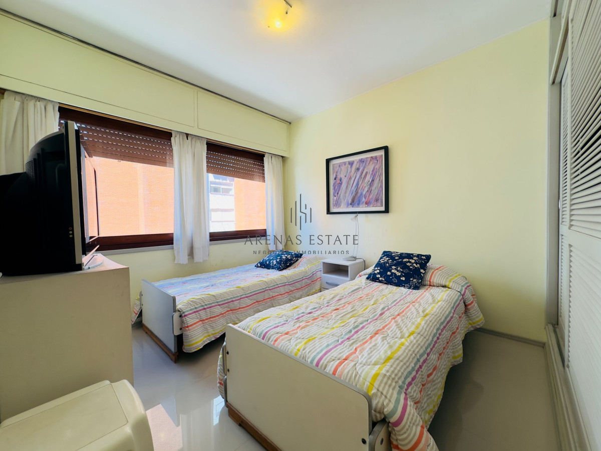 Apartamento ID.2394 - Apartamento de 2 dormitorios, reciclado, en venta, en Punta del Este