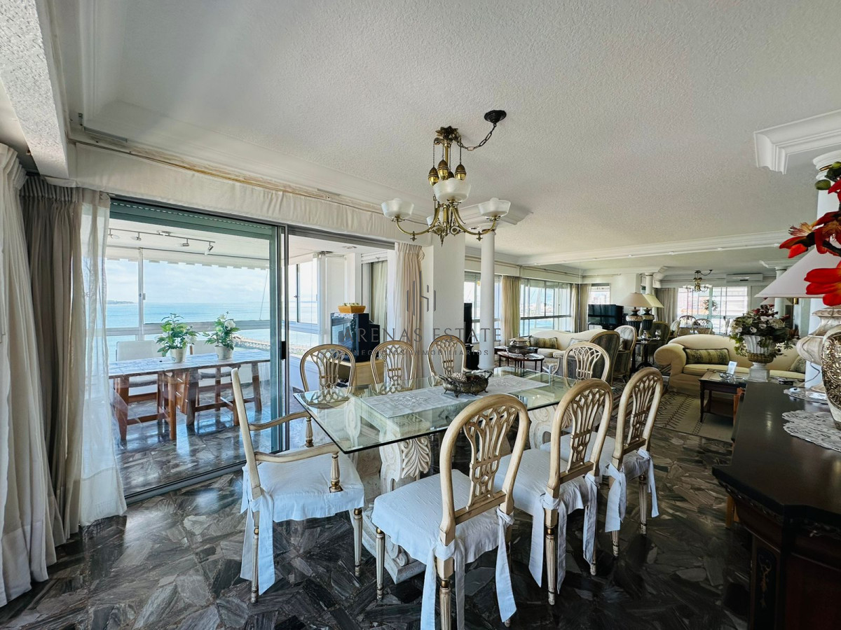 Apartamento ID.2457 - Hermoso apartamento, reciclado, primera linea playa mansa, 3 dormitorios, 1 suite.