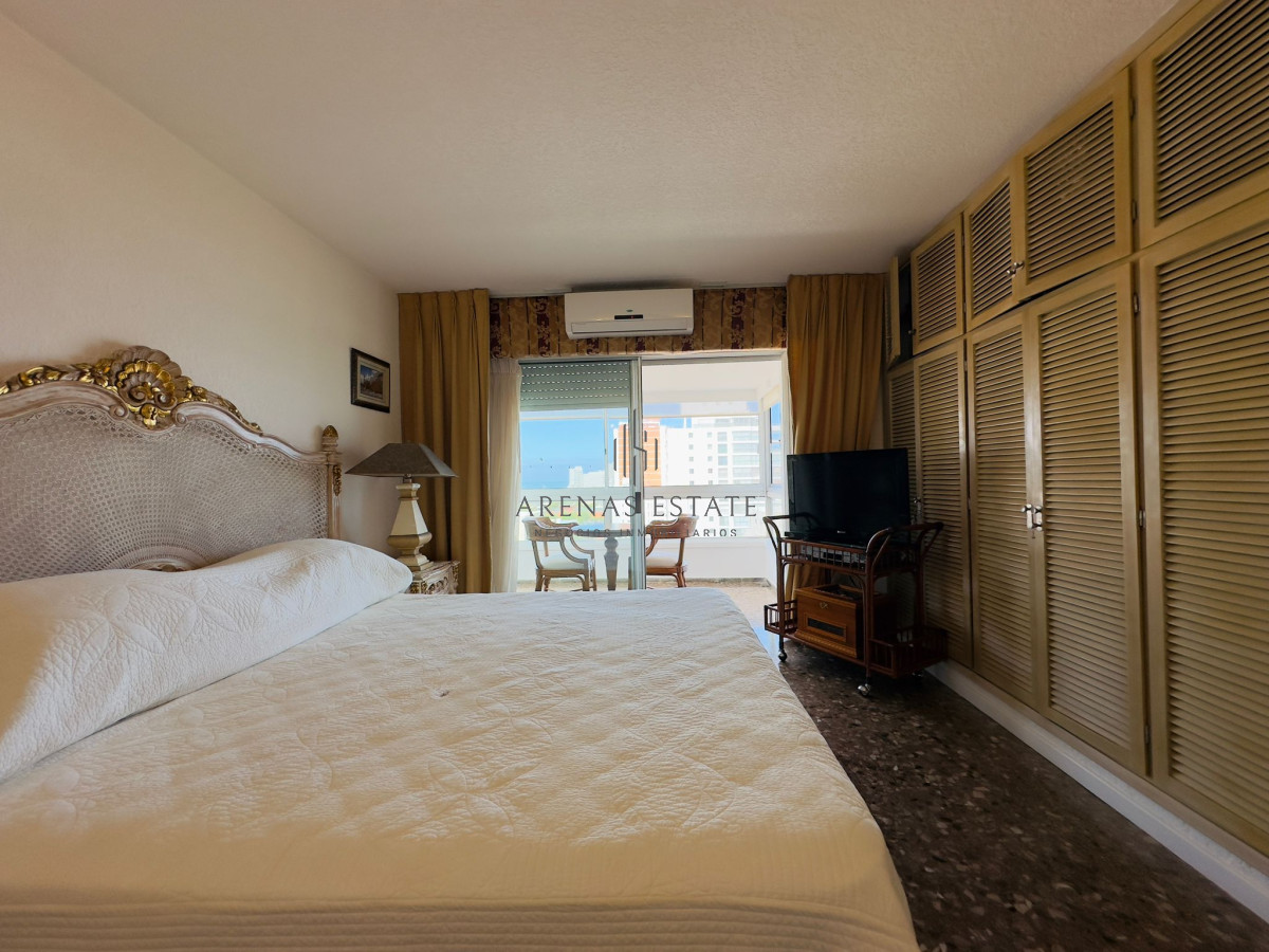 Apartamento ID.2457 - Hermoso apartamento, reciclado, primera linea playa mansa, 3 dormitorios, 1 suite.