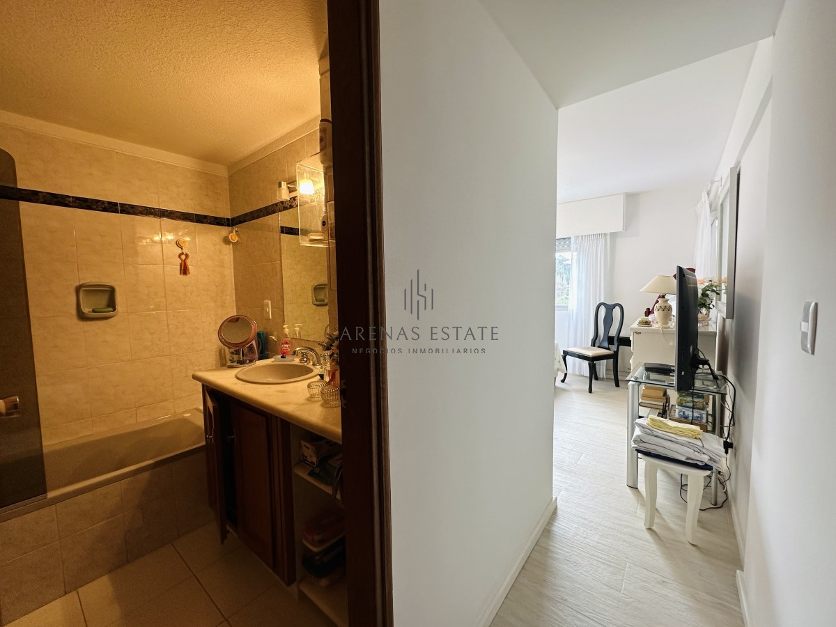 Apartamento ID.3928 - Venta y alquiler  de apartamento de 4 dormitorios en Punta de Este