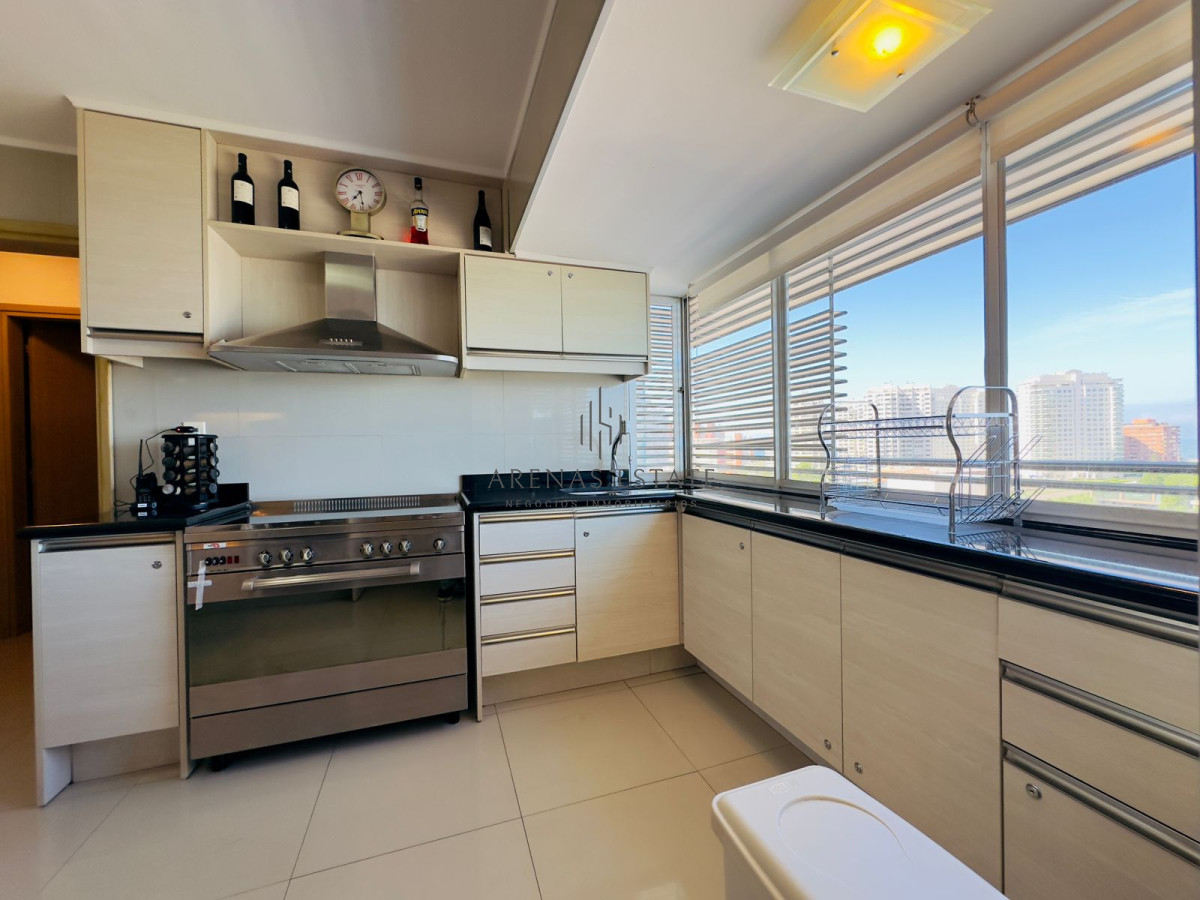 Apartamento ID.2457 - Hermoso apartamento, reciclado, primera linea playa mansa, 3 dormitorios, 1 suite.