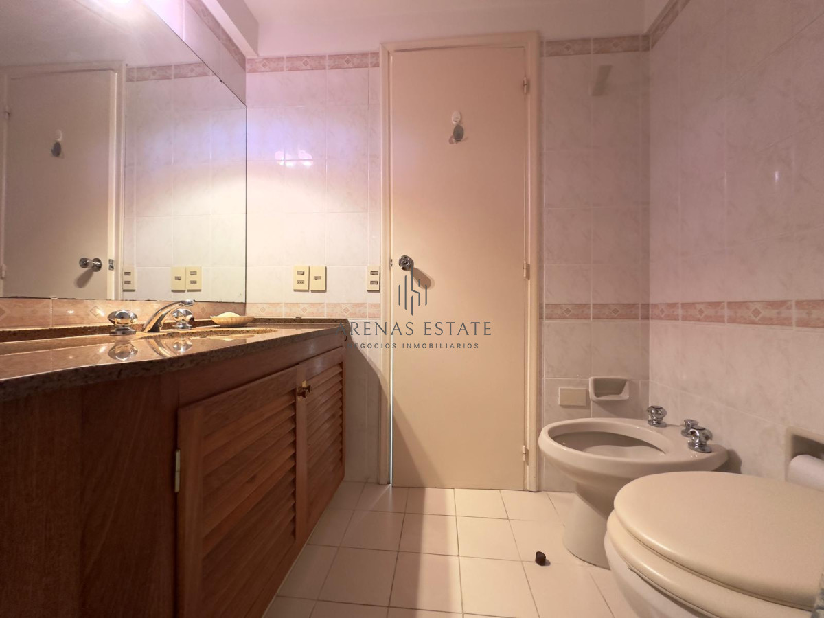 Apartamento ID.2663 - Apto en venta de 2 dormitorios, 2 baños, Punta del este. 