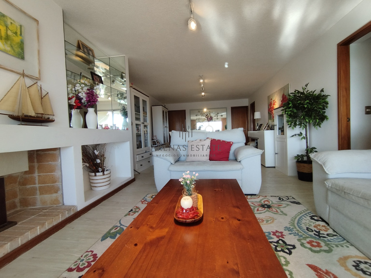 Apartamento ID.3555 - Apartamento de 3 dormitorios y dep en venta en Punta del Este