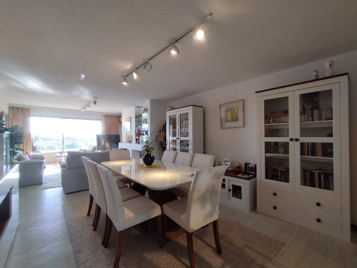Apartamento ID.3555 - Apartamento de 3 dormitorios y dep en venta en Punta del Este