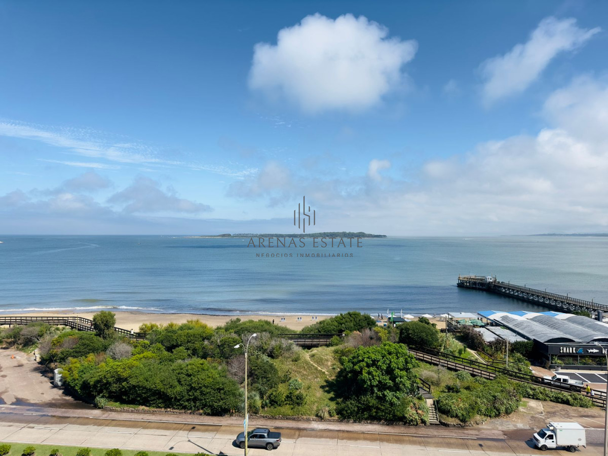 Apartamento ID.2457 - Hermoso apartamento, reciclado, primera linea playa mansa, 3 dormitorios, 1 suite.