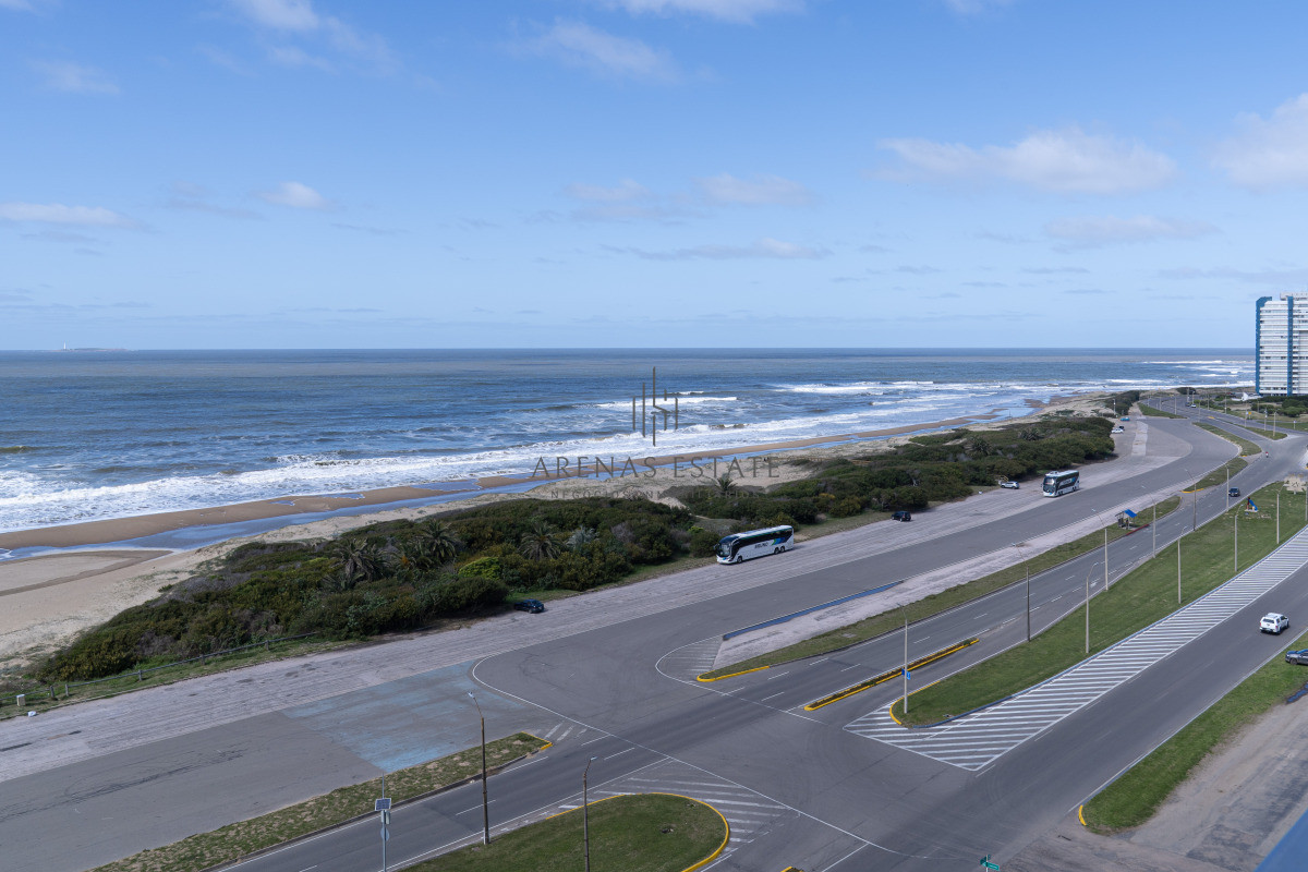 Apartamento ID.4382 - Venta de apartamento de 3 dormitorios y dep. de servicio en Punta del Este