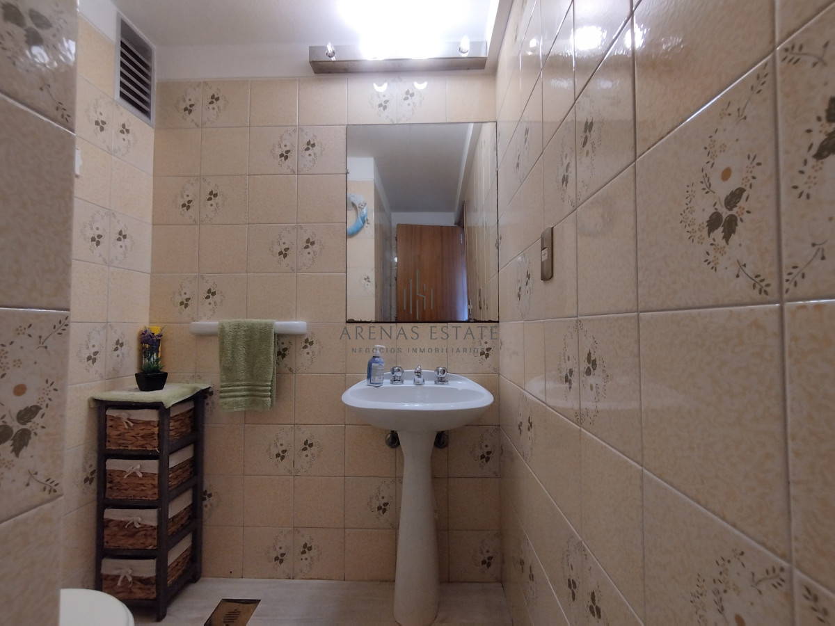 Apartamento ID.3555 - Apartamento de 3 dormitorios y dep en venta en Punta del Este