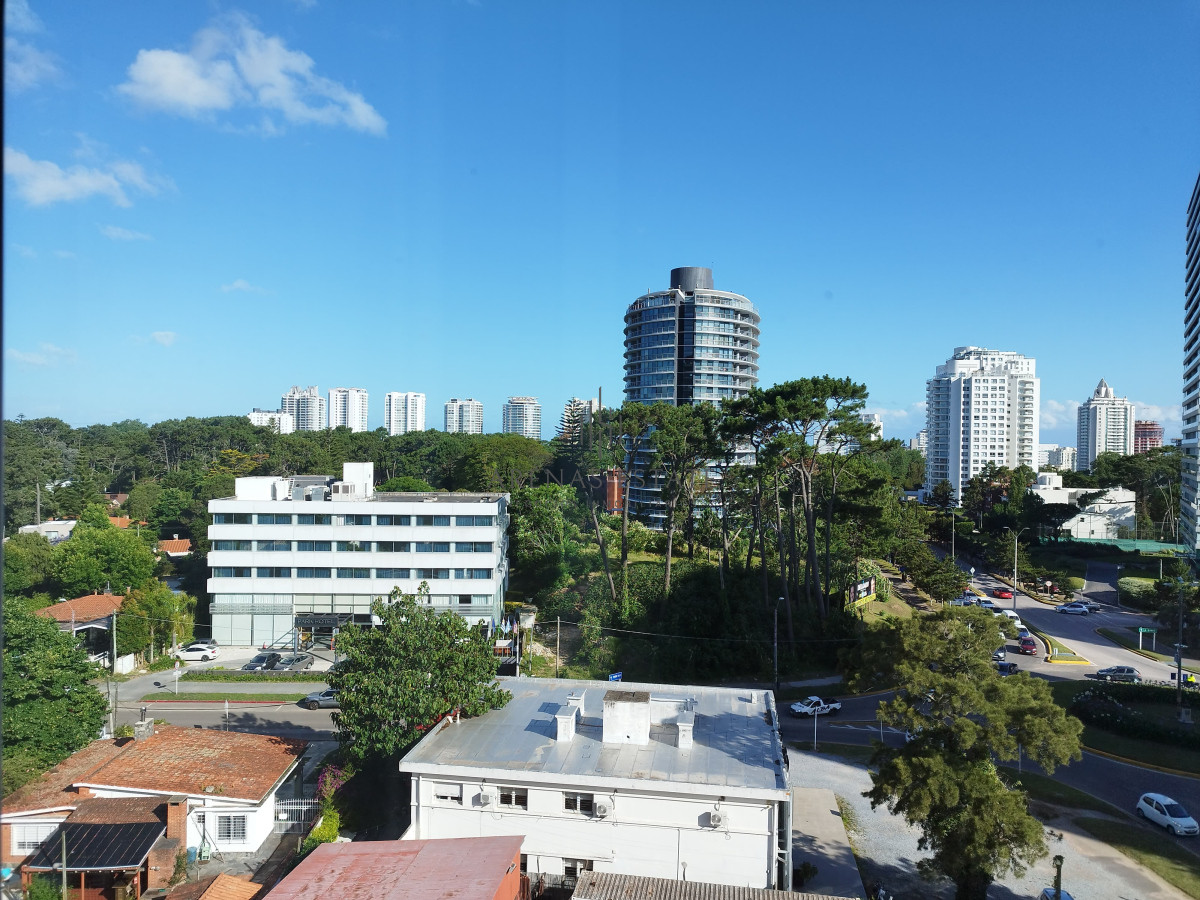 Apartamento ID.3555 - Apartamento de 3 dormitorios y dep en venta en Punta del Este