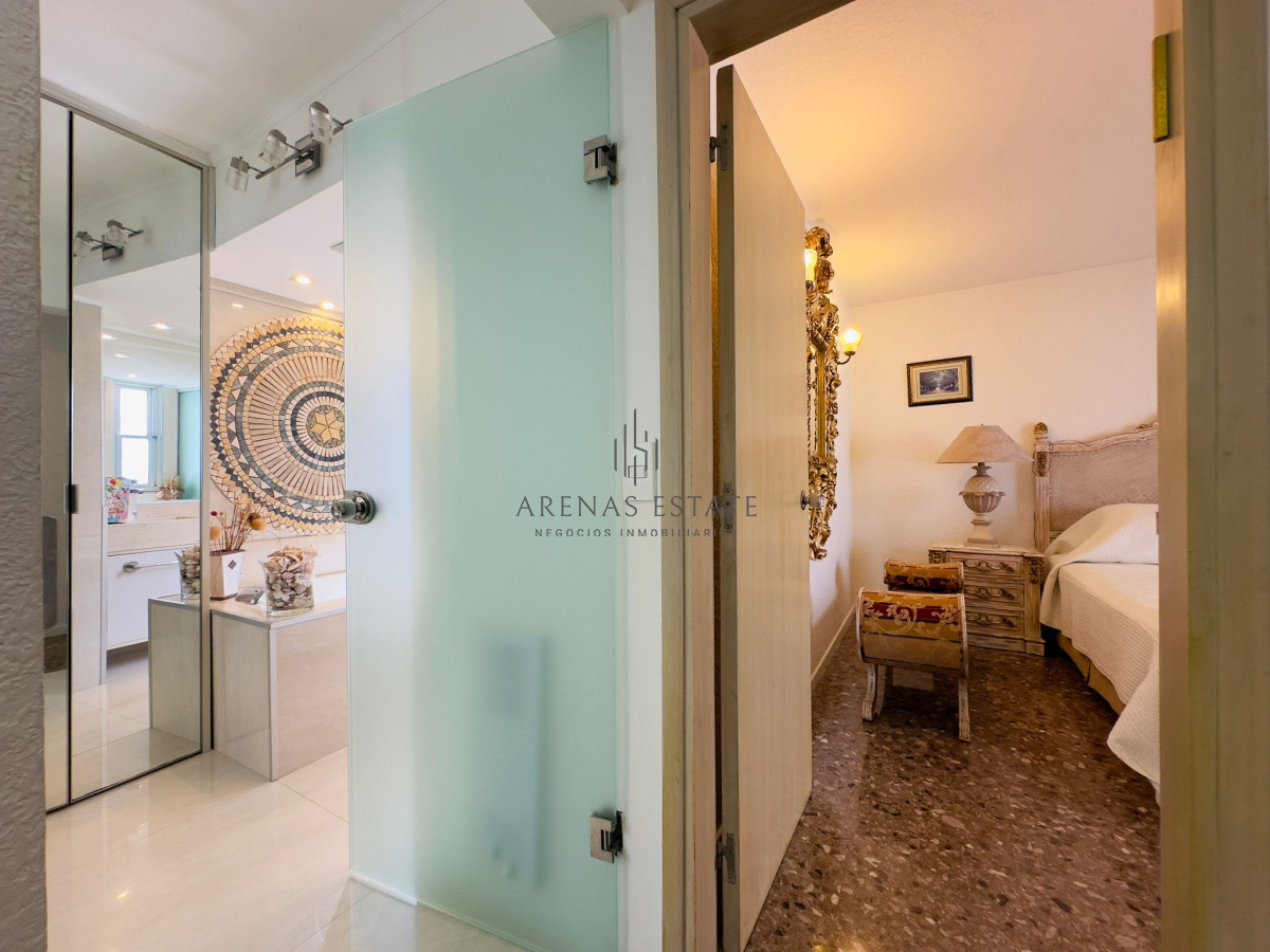 Apartamento ID.2457 - Hermoso apartamento, reciclado, primera linea playa mansa, 3 dormitorios, 1 suite.