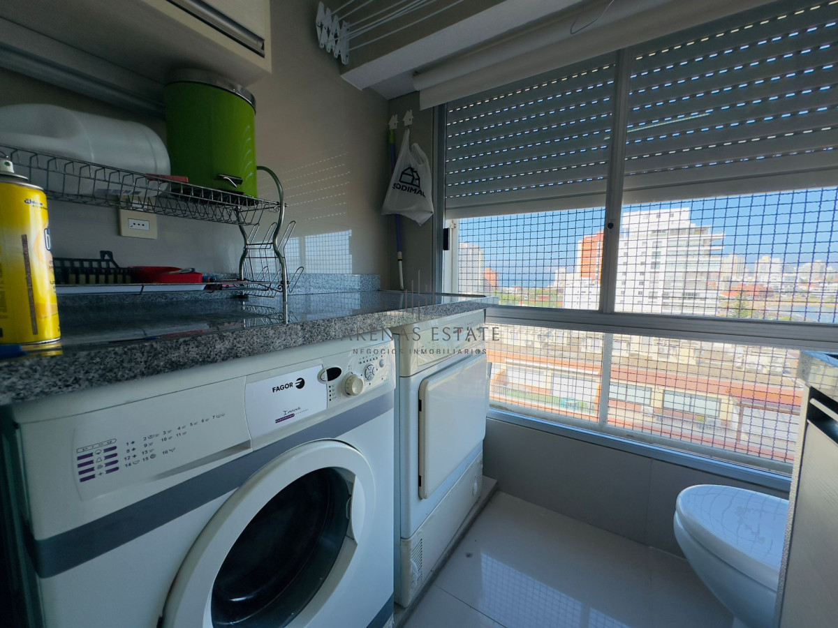 Apartamento ID.2457 - Hermoso apartamento, reciclado, primera linea playa mansa, 3 dormitorios, 1 suite.