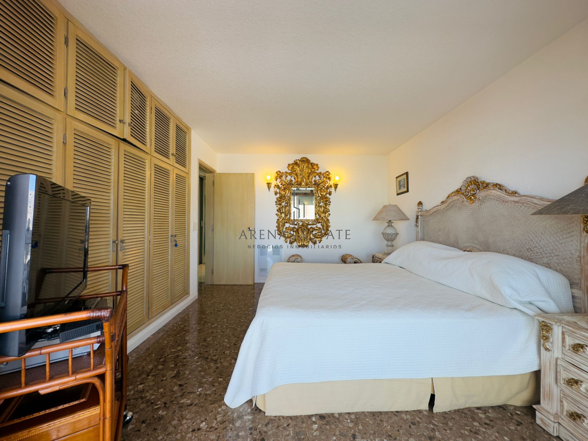 Apartamento ID.2457 - Hermoso apartamento, reciclado, primera linea playa mansa, 3 dormitorios, 1 suite.